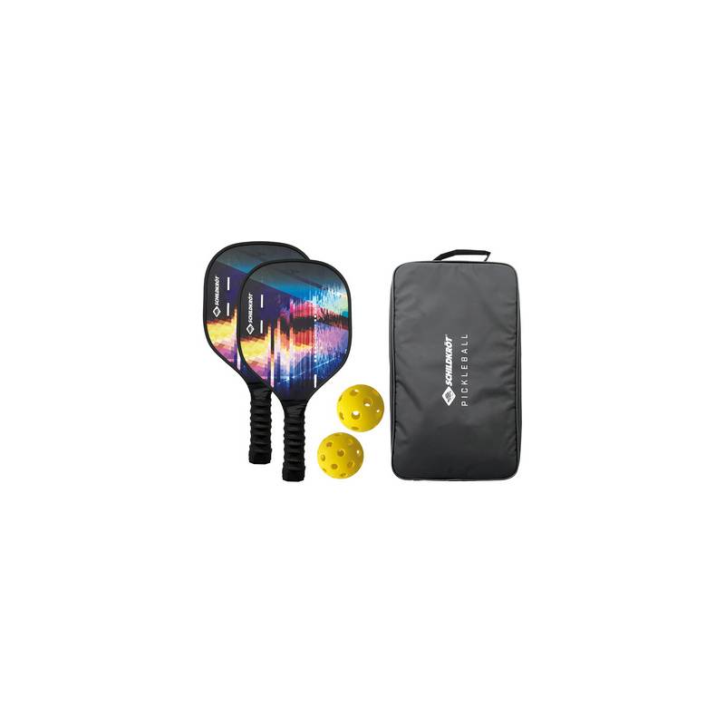 Pickleball-Set mit zwei farbenfrohen Schlägern, zwei gelben Bällen und einer schwarzen Tragetasche auf weißem Hintergrund.