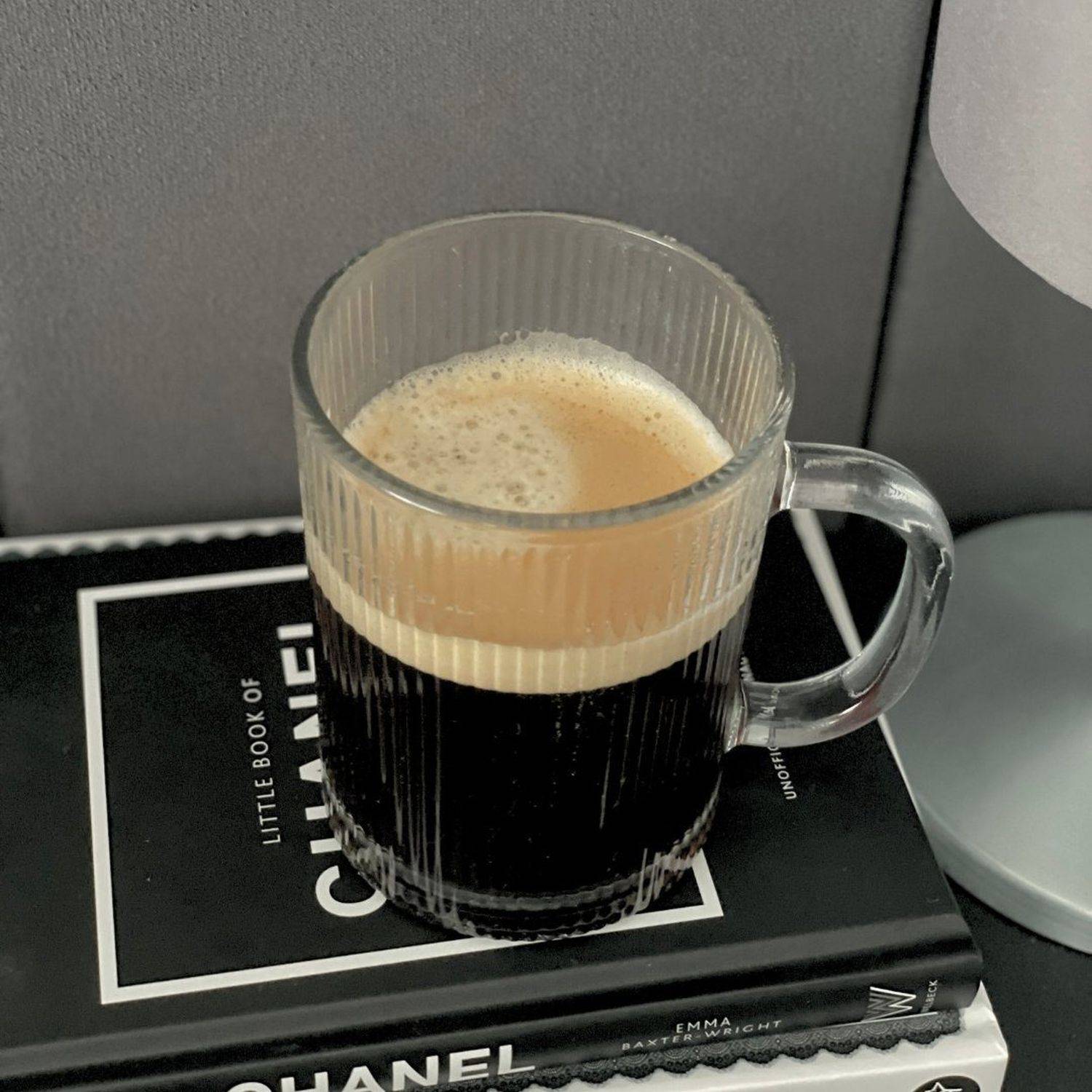 Zoha Glas 2er Set Riffle Cup Henkelglas - 360 ml Kaffeeglas, Glas, Hitzebeständig Latte Macchiato Glas Eiskaffeegläser