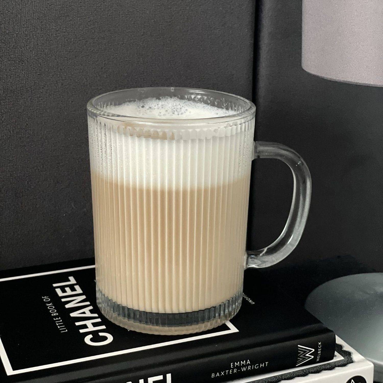 Zoha Glas 2er Set Riffle Cup Henkelglas - 360 ml Kaffeeglas, Glas, Hitzebeständig Latte Macchiato Glas Eiskaffeegläser
