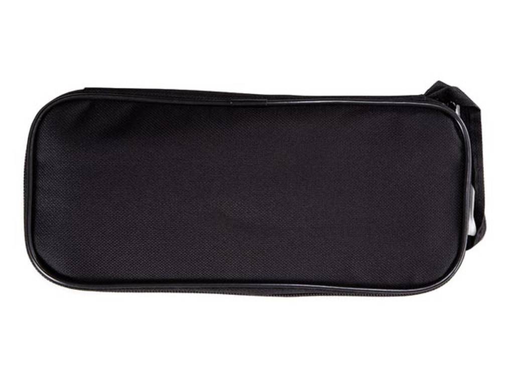 Eine schwarze Reißverschlusstasche, geschlossen und flach liegend, aus strukturiertem Stoff.