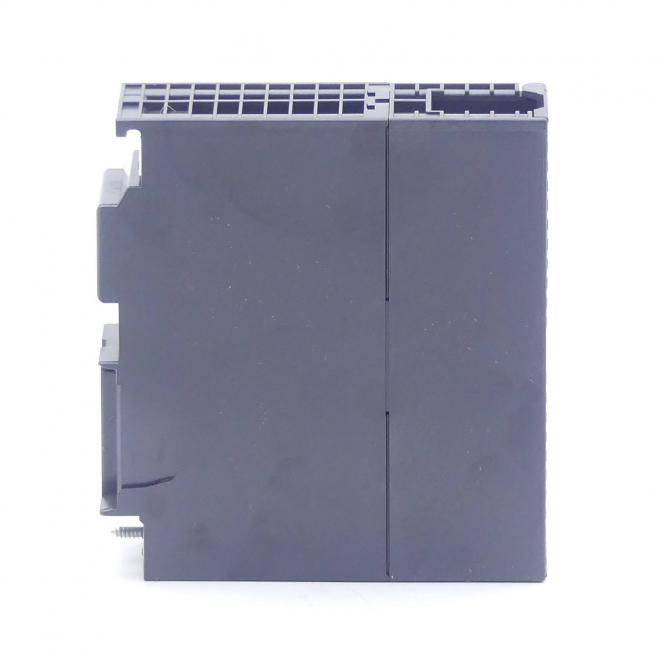 Graues rechteckiges elektronisches Steuermodul mit belüftetem Deckel und Steckverbinder an der Seite, isoliert auf weißem Hintergrund dargestellt.