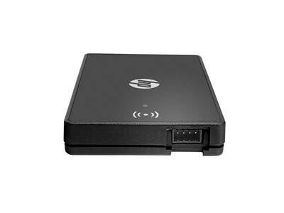 Eine schwarze externe Festplatte mit einem Logo oben, mit USB-Konnektivität.