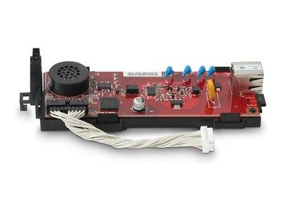 Elektronische Leiterplatte mit verschiedenen Komponenten, einschließlich eines Lautsprechers, mehrerer farbiger LEDs und eines weißen Kabelanschlusses, vor rotem Hintergrund.