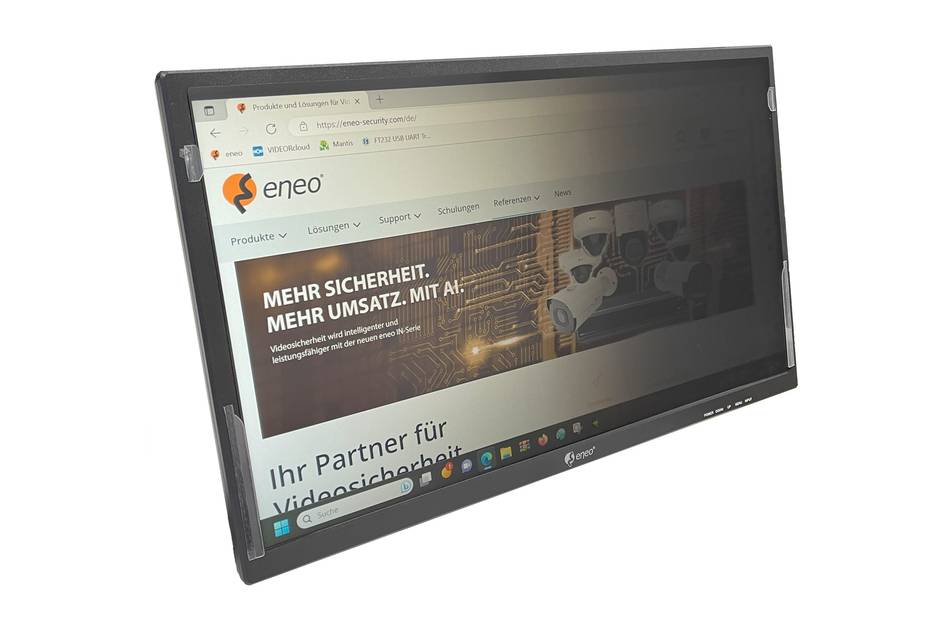 Ein Computerbildschirm zeigt die Eneo-Website mit einem Banner, das Videosicherheitslösungen präsentiert, die von KI-Technologie unterstützt werden.