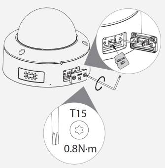 Das Diagramm zeigt eine Domenkamera mit einer Abdeckung, die mit einem T15-Werkzeug geöffnet wird, um eine Micro-SD-Karte einzusetzen; das Drehmoment wird mit 0,8 N·m angegeben.