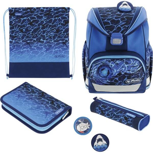 Schulset mit Blauhai-Motiv, bestehend aus Rucksack, Turnbeutel, Federtasche und rundem Abzeichen auf weißem Hintergrund.