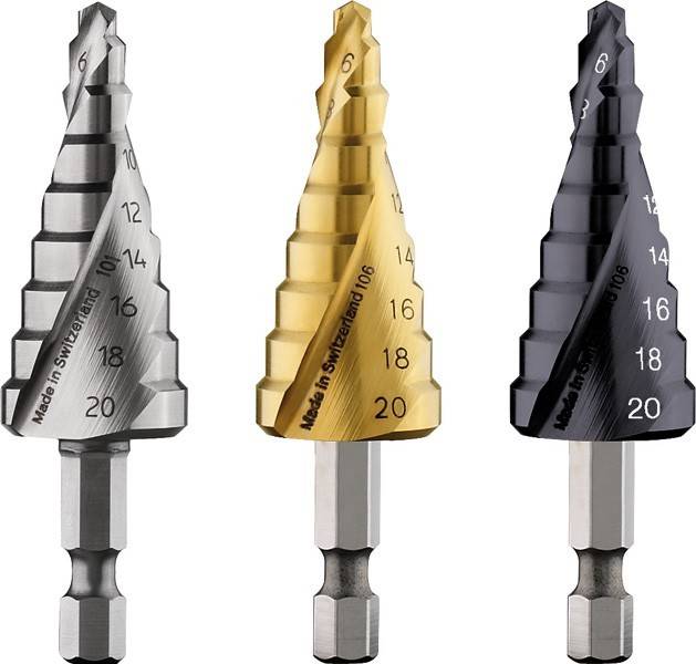 Drei Bohrerbits in verschiedenen Farben (silber, gold, schwarz) mit Messungen von 4 bis 20 mm auf ihren Oberflächen, gekennzeichnet mit 'Made in Switzerland'.