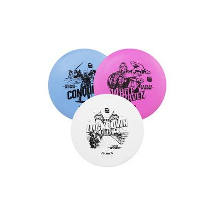 Drei sich überlappende Disc-Golf-Scheiben in Blau, Rosa und Weiß, jede mit einer schwarzen bedruckten Grafik und Titeltext.