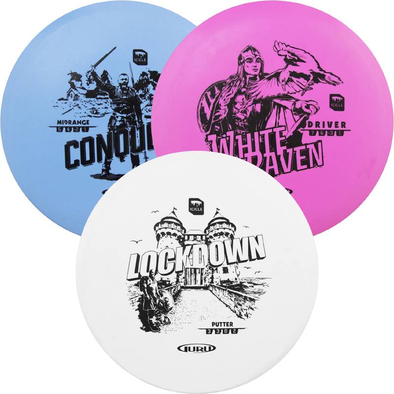 Drei Disc-Golf-Scheiben mit Illustrationen: eine blaue 'Conquest' Midrange-Scheibe mit Kriegern, eine rosa 'White Raven' Driver-Scheibe mit einer weiblichen Kriegerin und eine weiße 'Lock Down' Putter-Scheibe mit einem Schloss.