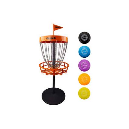 Tragbarer Disc-Golf-Korb mit orangefarbenem Ziel und Ketten, abgebildet mit fünf farbigen Disc-Pucks daneben.