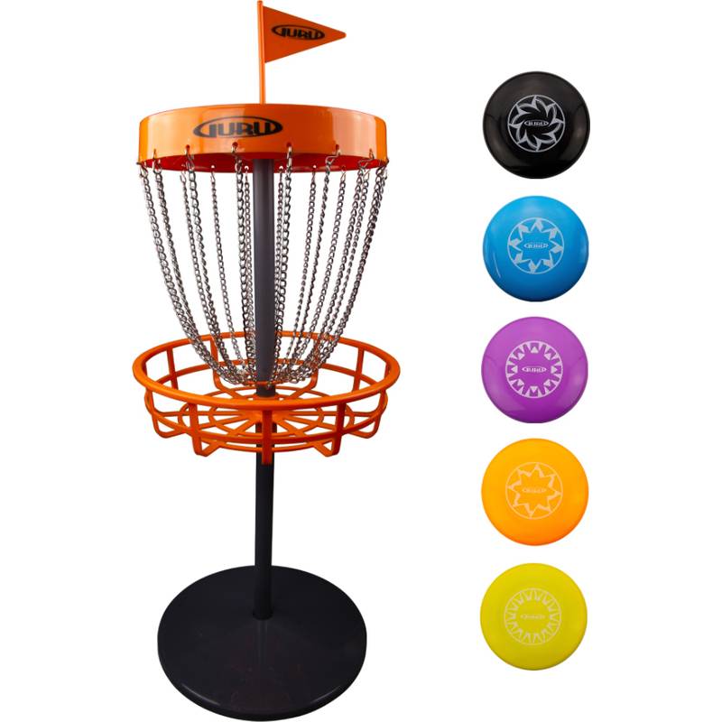 Tragbarer Disc-Golf-Korb mit Ketten und Korbring, gezeigt mit fünf farbigen Scheiben, die daneben angeordnet sind.