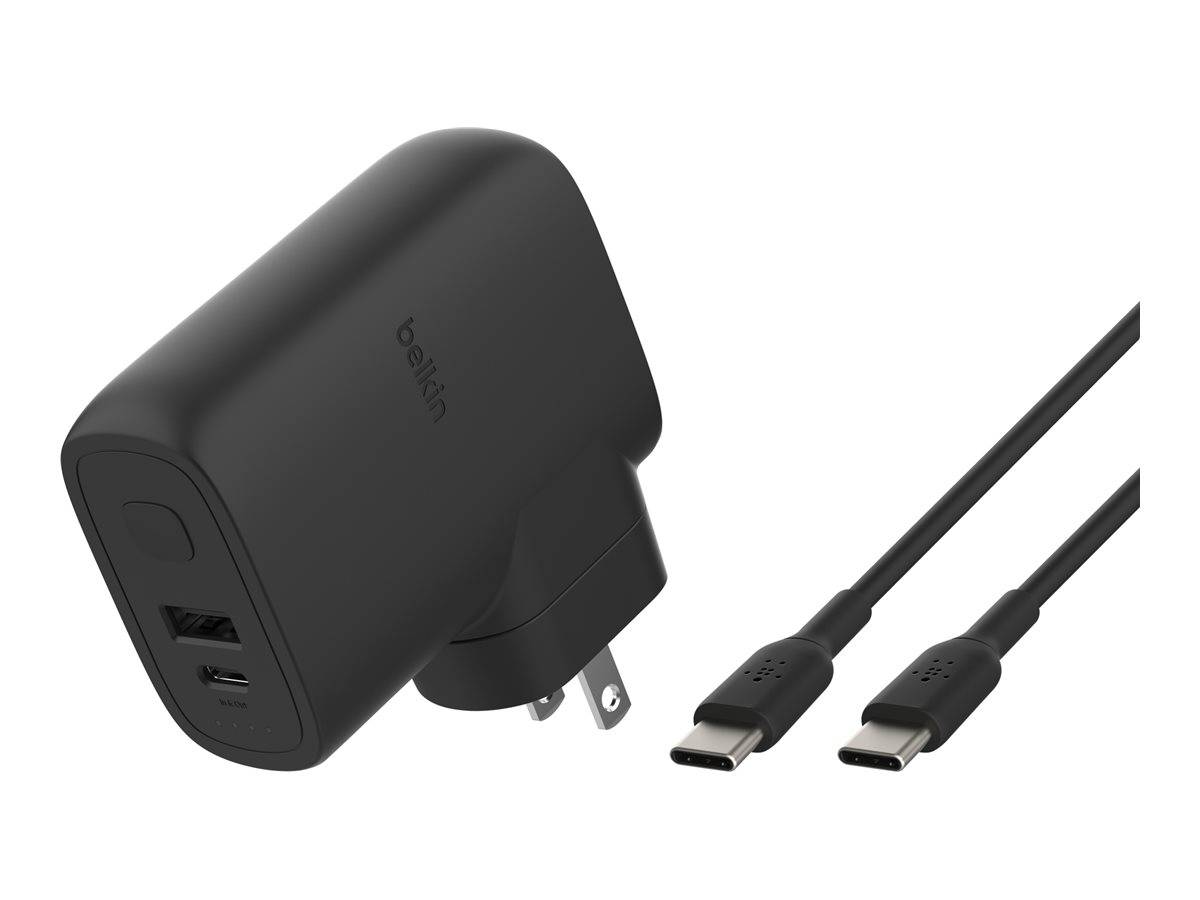 Schwarzes Belkin-Wandladegerät mit zwei angeschlossenen USB-C-Kabeln, dargestellt auf weißem Hintergrund.