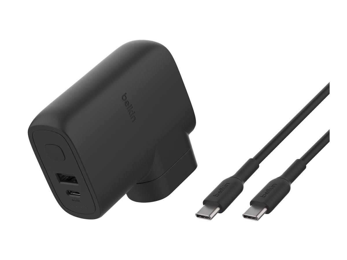 Schwarzes Belkin-Wandladegerät mit zwei USB-C-Anschlüssen und zwei USB-C-Kabeln auf weißem Hintergrund.