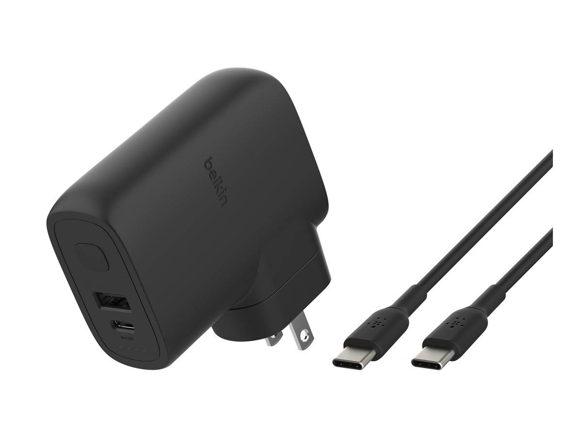 Schwarzes Belkin-Wandladegerät mit zwei USB-C-Kabeln, gezeigt auf weißem Hintergrund.