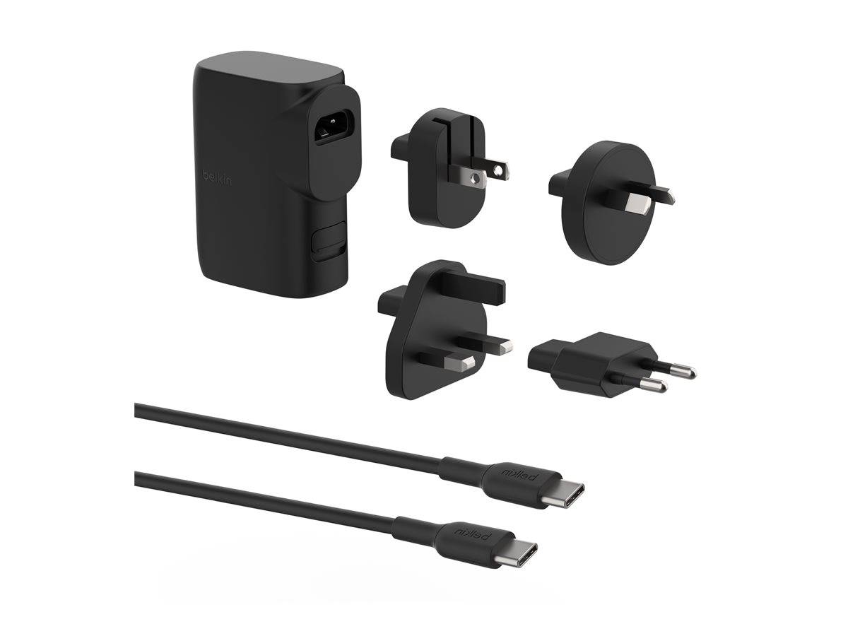 Schwarzes elektronisches Ladegerät mit austauschbaren Steckdosenadaptern und zwei USB-C-Kabeln auf weißem Hintergrund.