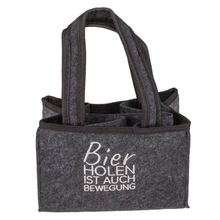Ein grauer Filzbierträger mit schwarzen Griffen, auf dessen Seite der Text „Bier holen ist auch Bewegung