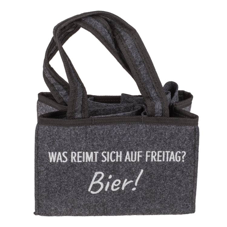 Eine graue Filztasche mit zwei Henkeln. Der Text auf der Tasche lautet „Was reimt sich auf Freitag? Bier!