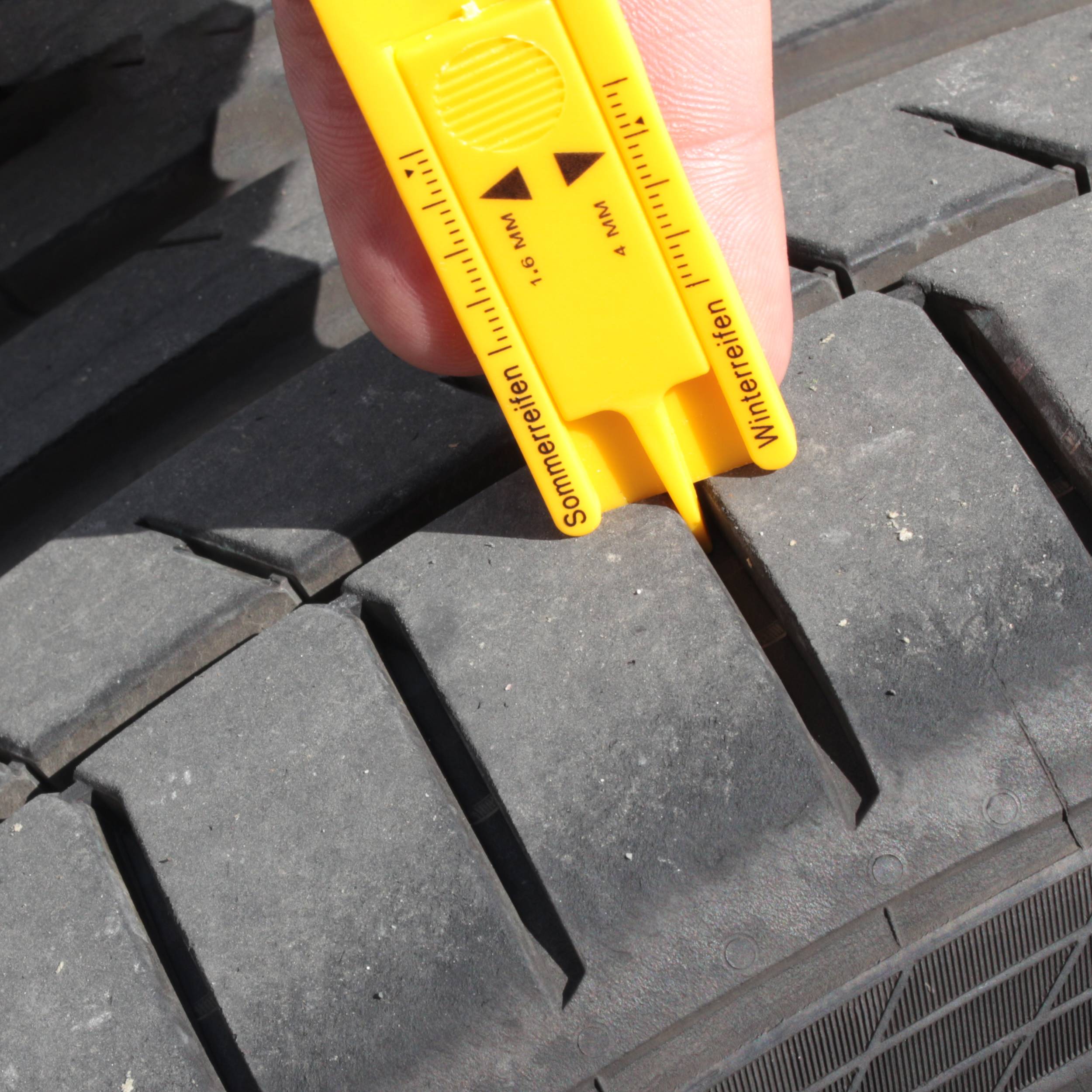 Parkscheibe mit Eiskratzer, Einskaufschip und Reifenprofilmesser