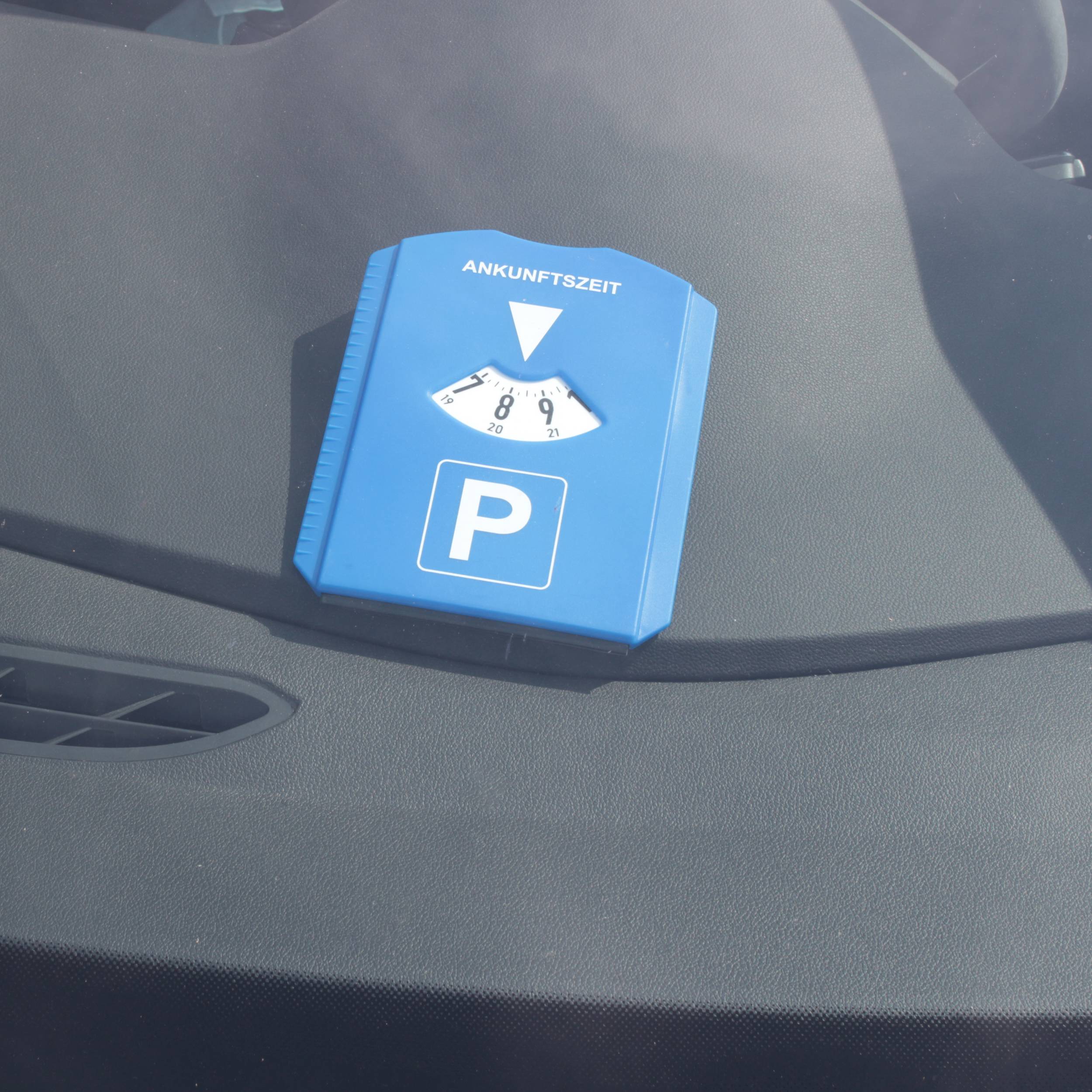 Parkscheibe mit Eiskratzer, Einskaufschip und Reifenprofilmesser