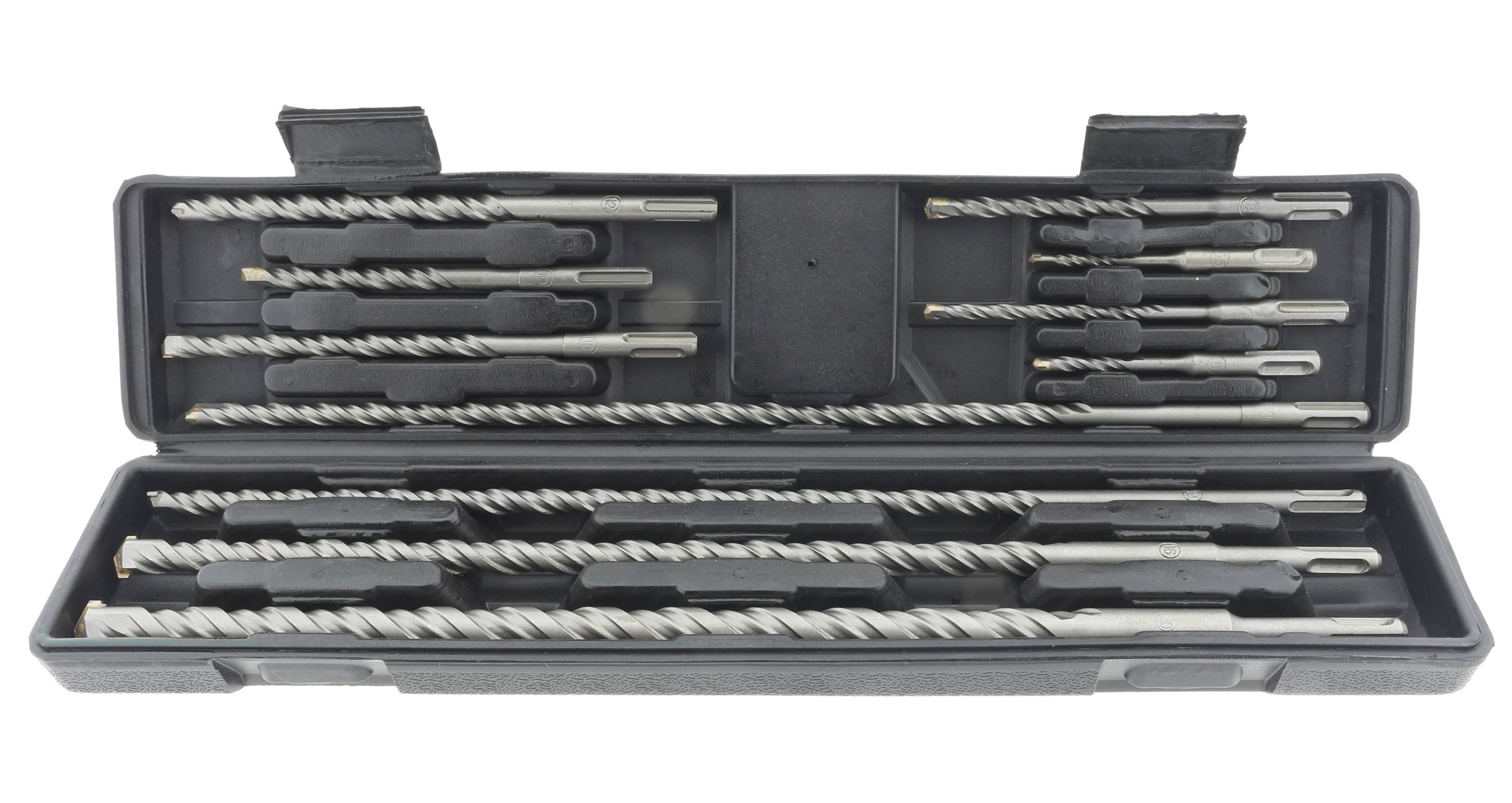 Eine Vielzahl von Bohrern, die in einem schwarzen Kunststoffkoffer organisiert sind, mit verschiedenen Größen und Typen, bestimmt für verschiedene Bohraufgaben.