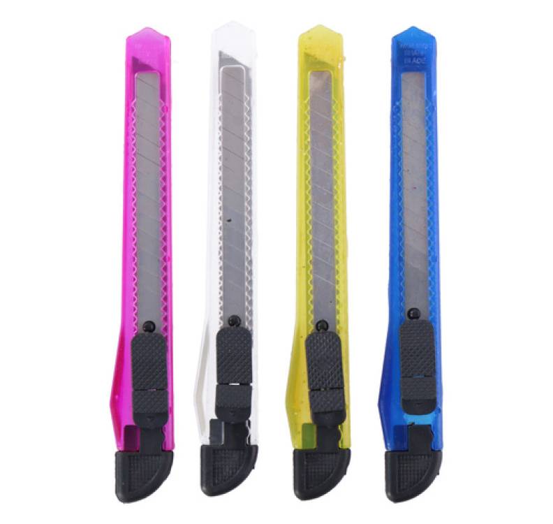 Vier Universalmesser in Rosa, Weiß, Gelb und Blau, jeweils mit ausfahrbaren Klingen und schwarzen Griffen, vertikal nebeneinander angeordnet.