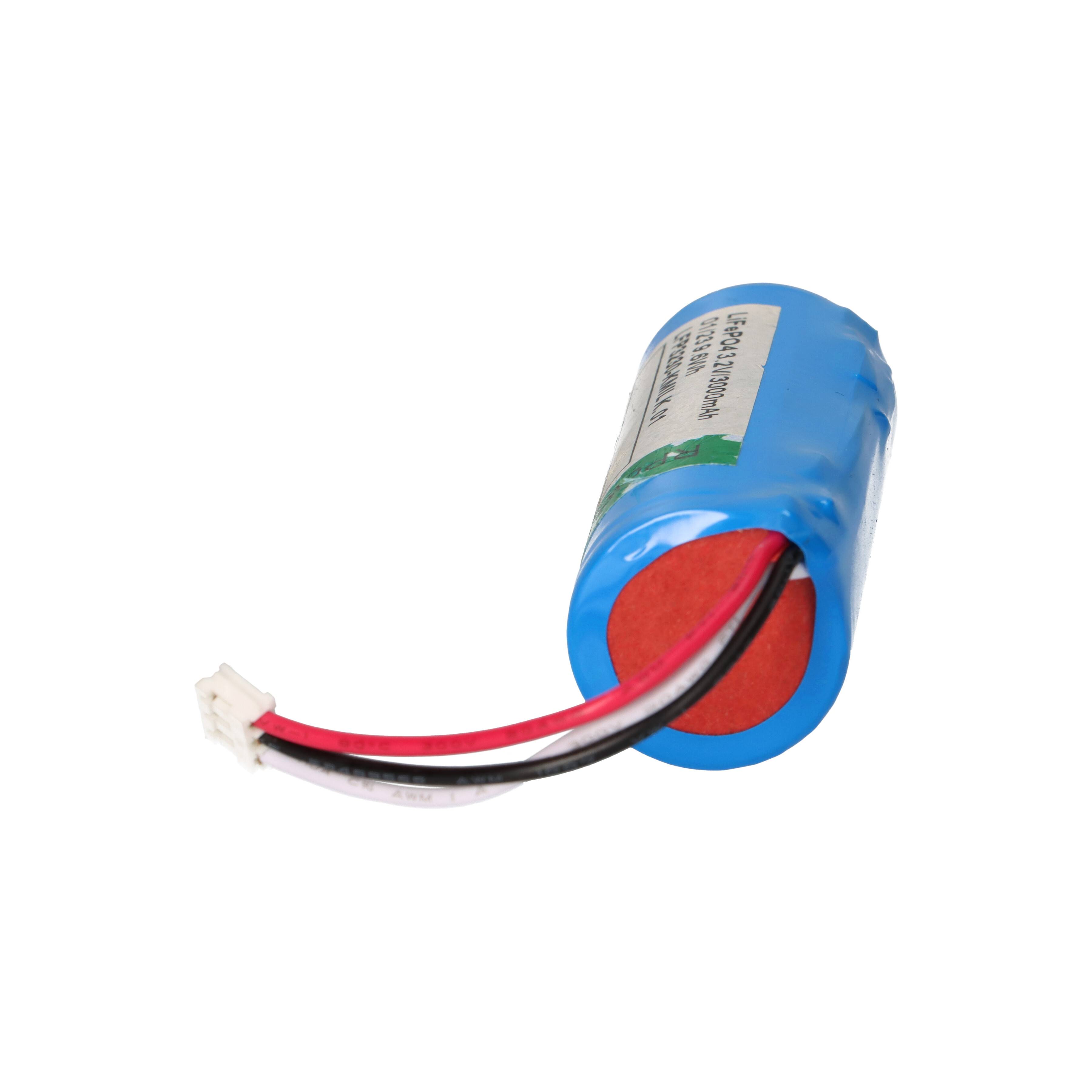 Blaue zylindrische wiederaufladbare Batteriezelle mit roten, schwarzen und weißen Leitern und einem kleinen Stecker auf weißem Hintergrund.