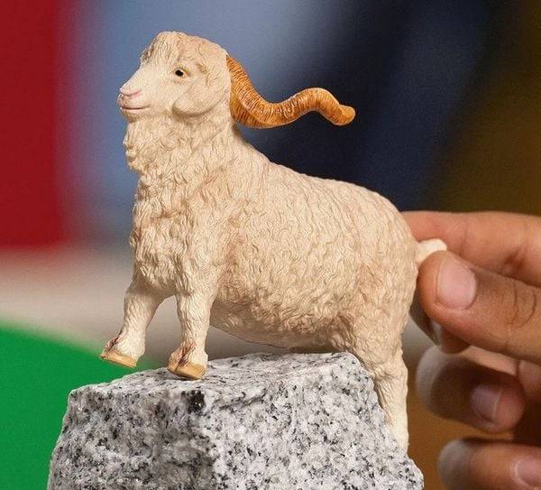 Schleich 13970 - Farm World, Angoraziegenbock, Tierfigur, Länge: 9 cm