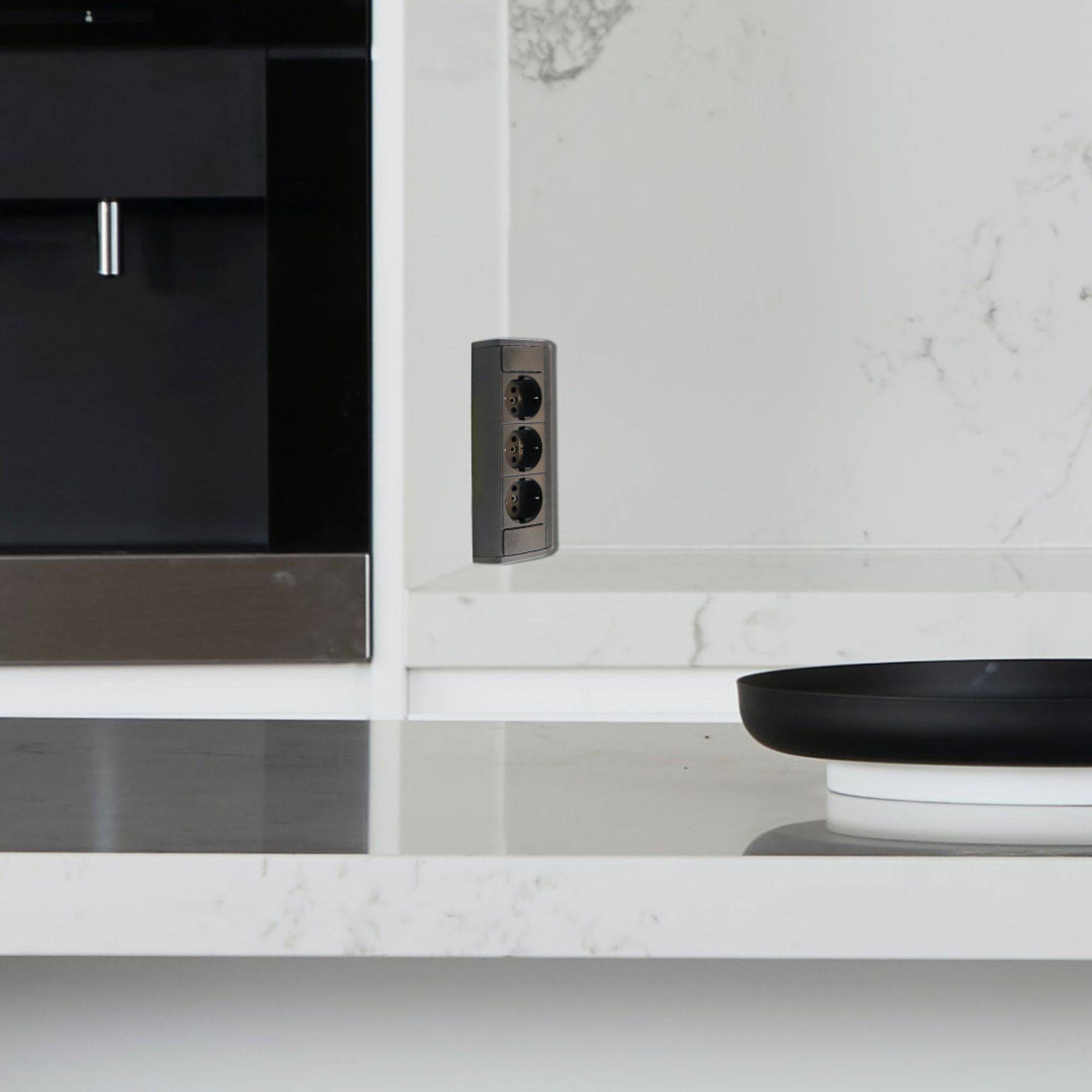 kalb | Ecksteckdose 3-fach Steckdosenleiste, Unterbau- / Aufsatz-Steckdose, 1m Anschlusskabel mit EU-Stecker, schwarz