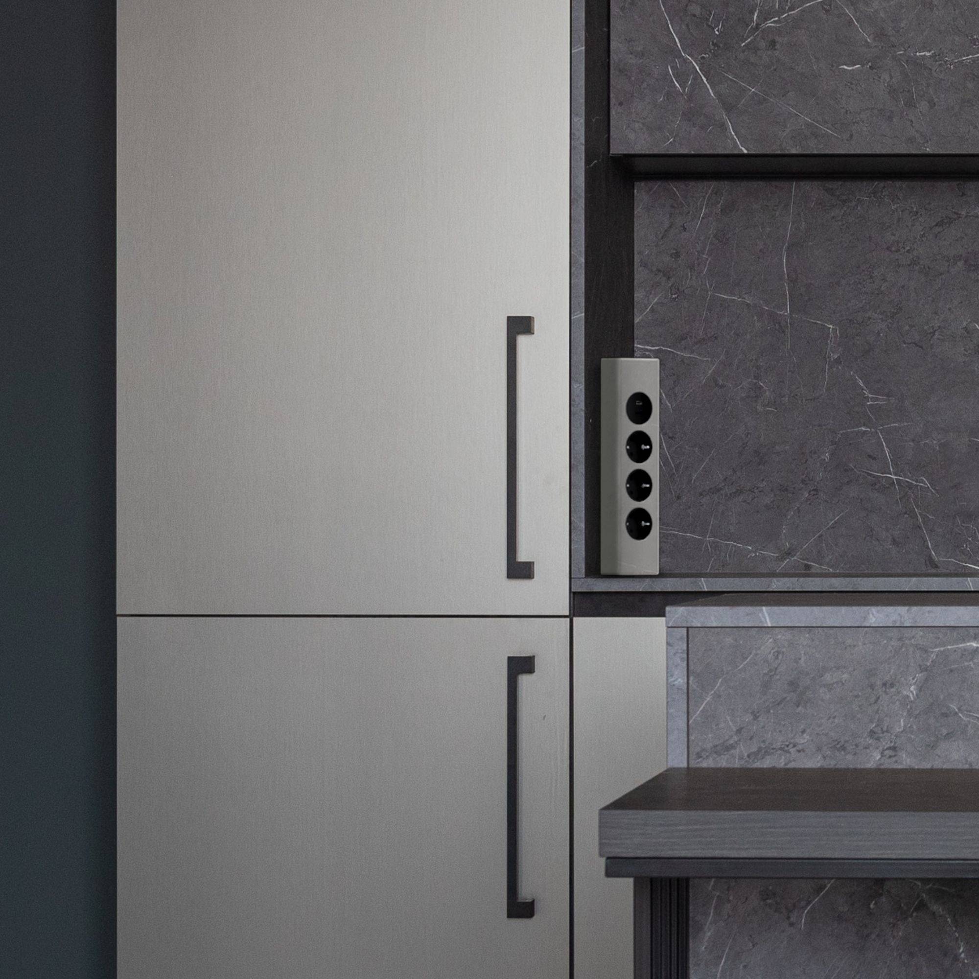 kalb | Edelstahl Ecksteckdose 4-fach Steckdosenleiste, 3x 230VAC, 2x USB Anschluss, 2 m Anschlusskabel mit EU-Stecker, silber/schwarz