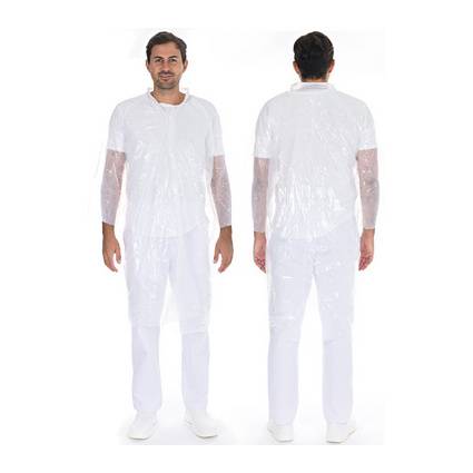 Vorder- und Rückansicht eines Mannes, der einen durchsichtigen, wegwerfbaren Schutzanzug über weißer Kleidung auf weißem Hintergrund trägt.