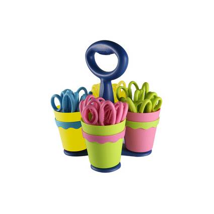 Satz aus bunten kindersicheren Scheren in Bechern, mit einem großen Paar mit blauem Griff, das hinter kleineren blauen, rosa und grünen Scheren zentriert ist.