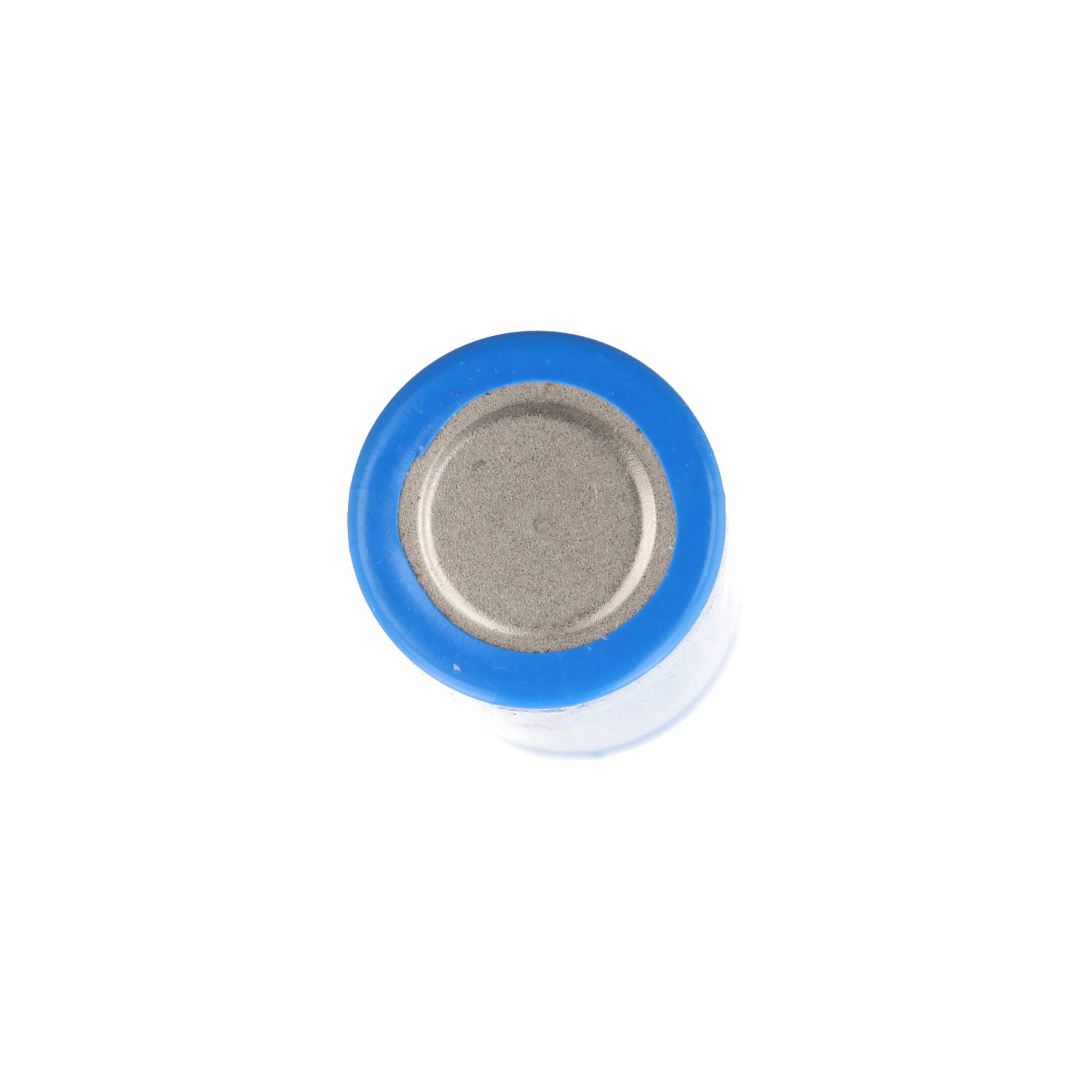 Draufsicht auf eine zylindrische Batteriezelle mit blauer Kappe auf weißem Hintergrund.