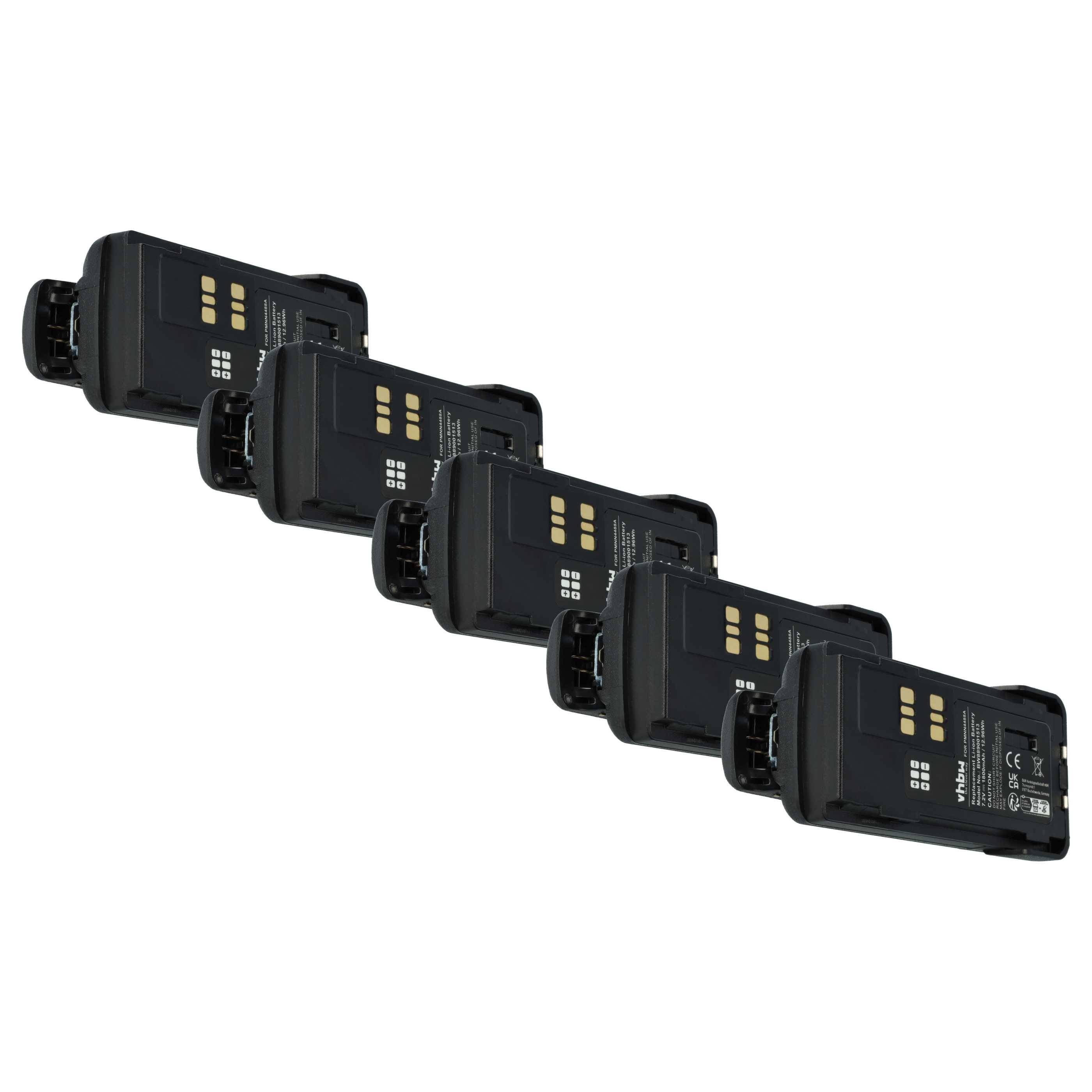 Fünf schwarze wiederaufladbare Batteriepacks diagonal angeordnet, jeweils mit vergoldeten Kontaktpunkten versehen, was eine Verwendung in kompatiblen elektronischen Geräten nahelegt.