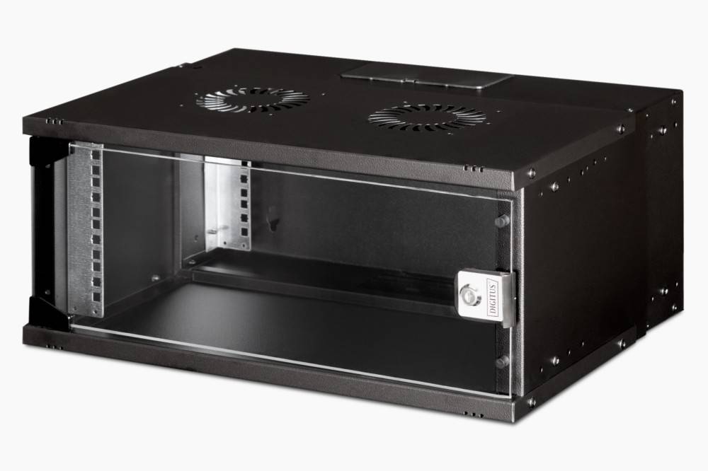 Ein schwarzes, leeres elektronisches Gerätegehäuse mit einer durchsichtigen Frontplatte, Lüftern auf der Oberseite und einem gesicherten Verschluss.