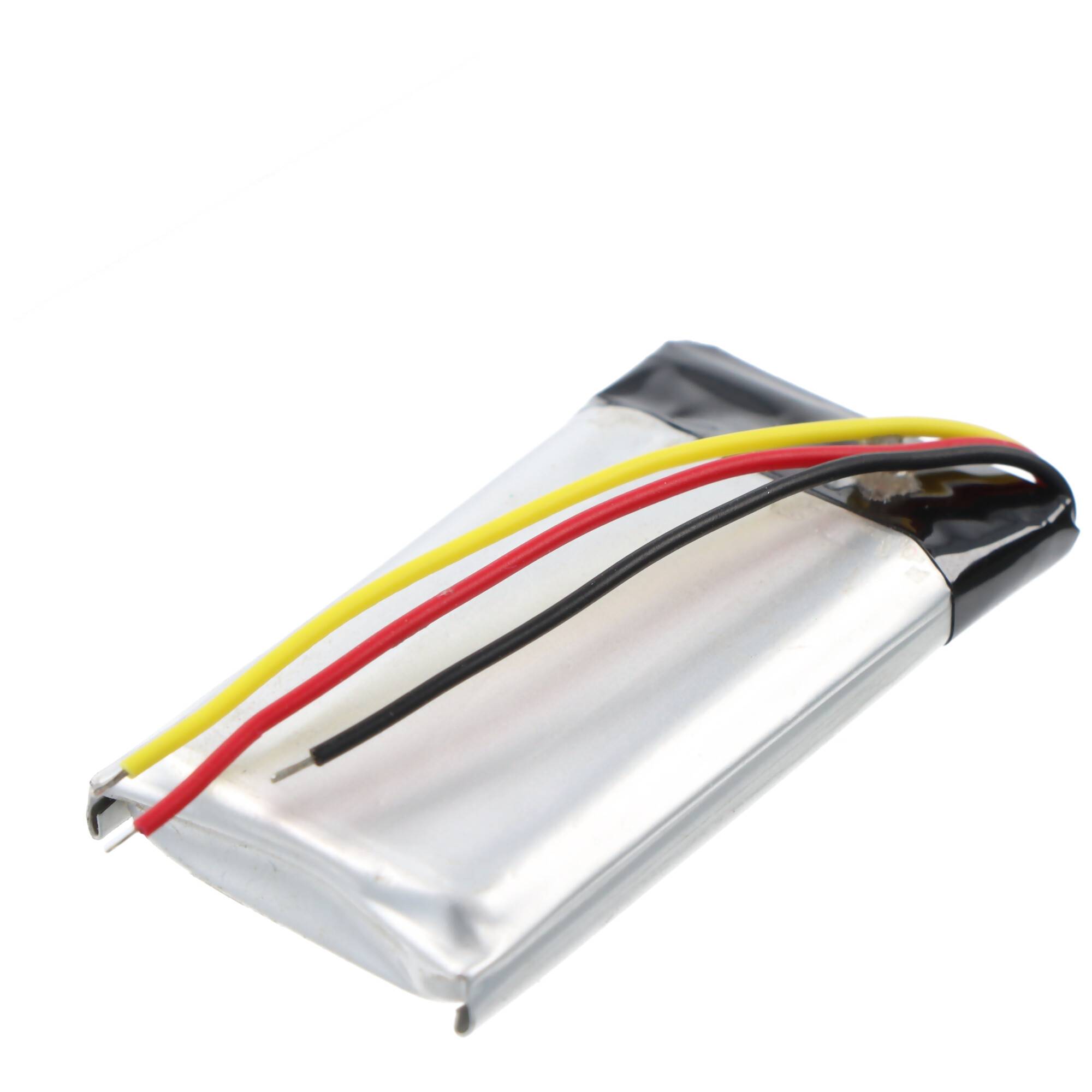 Lithium-Polymer-Batterie mit drei angeschlossenen Drähten auf weißem Hintergrund.