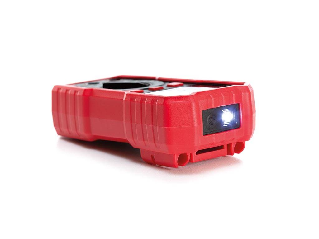 Ein rotes, robustes tragbares elektronisches Gerät mit einem kleinen Bildschirm und Tasten, das an einem Ende ein leuchtendes Licht aufweist.