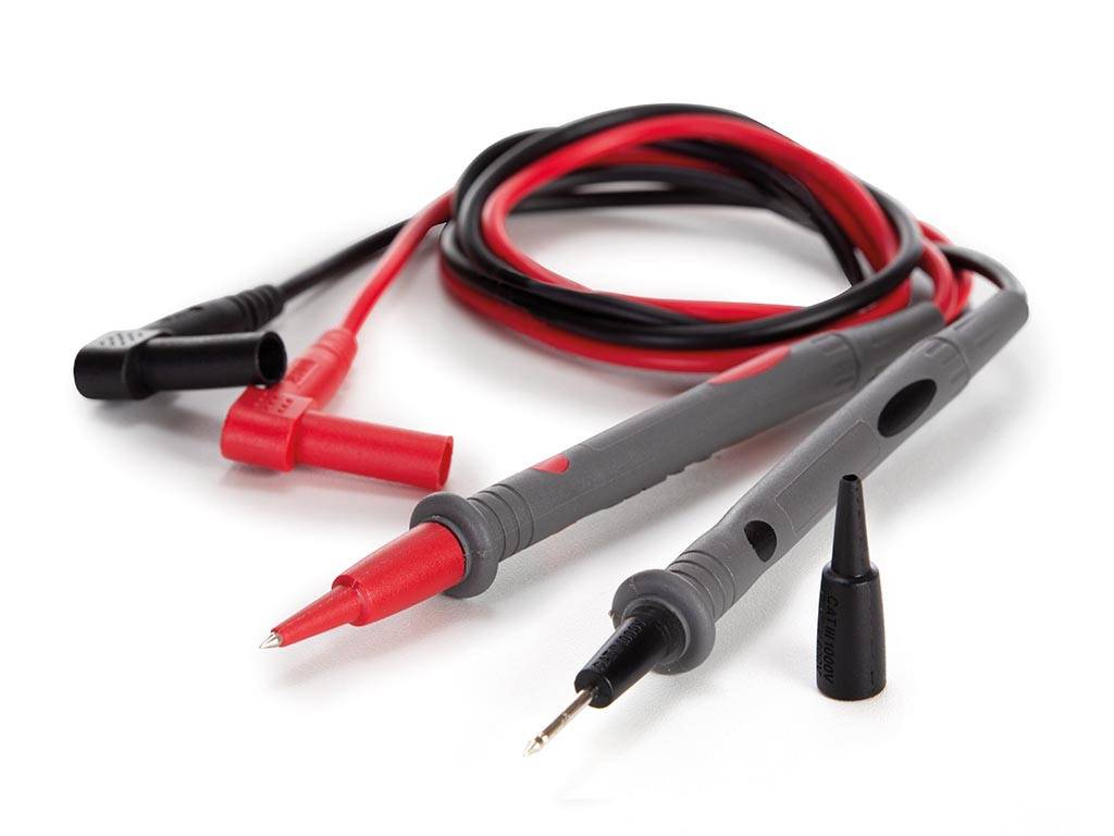 Rot und schwarze Multimeter-Messleitungen mit Prüfspitzen und Krokodilklemmen-Steckverbindern auf weißem Hintergrund.