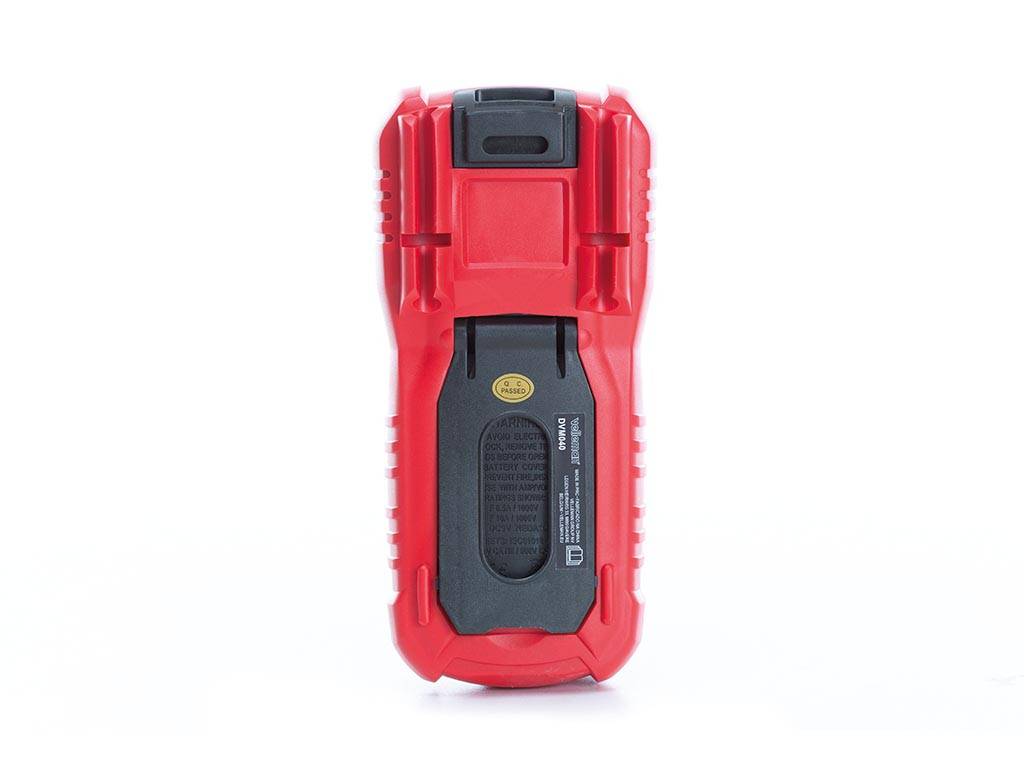 Rotes tragbares Gerät von hinten auf weißem Hintergrund gezeigt, mit schwarzem Mittelpanel und Batteriefach.
