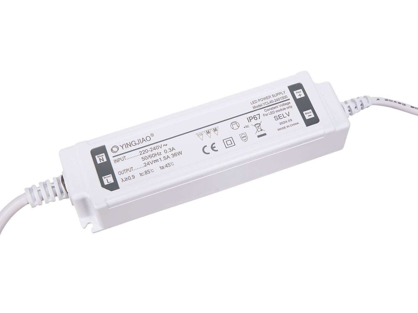 Weißes wasserdichtes LED-Stromversorgungsmodul mit angeschlossenen Kabeln, gekennzeichnet mit 220-240V Eingang, 24V Ausgang, IP67 und SELV.
