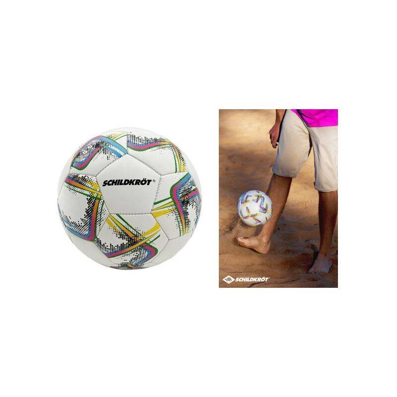 Schilckröt Fußball, allein gezeigt und von einer barfüßigen Person in einem kleinen Insetfoto jongliert.