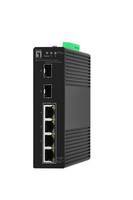 Industrieller Ethernet-Switch mit vier RJ45-Anschlüssen an der Vorderseite und einem grünen Terminalstecker oben auf einem schwarzen Metallgehäuse.