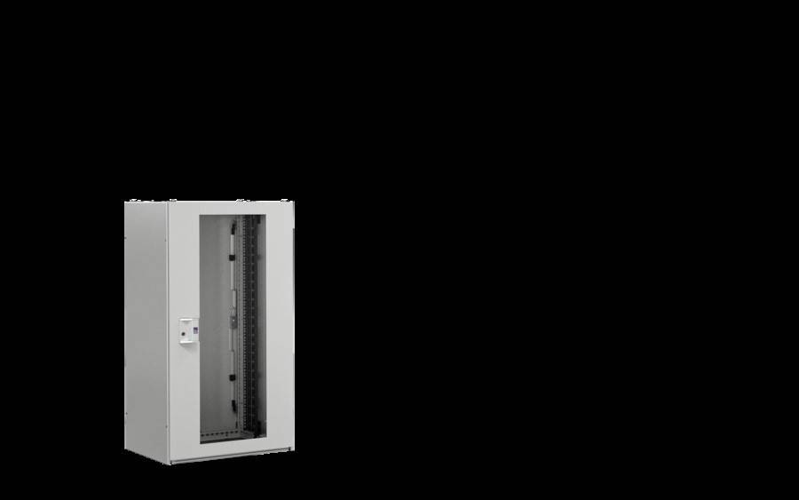 Ein großer, grauer Elektroverteiler mit einer transparenten Tür, die das interne Verdrahtungssystem offenlegt. Er ist vor einem einfarbigen, dunklen Hintergrund platziert.