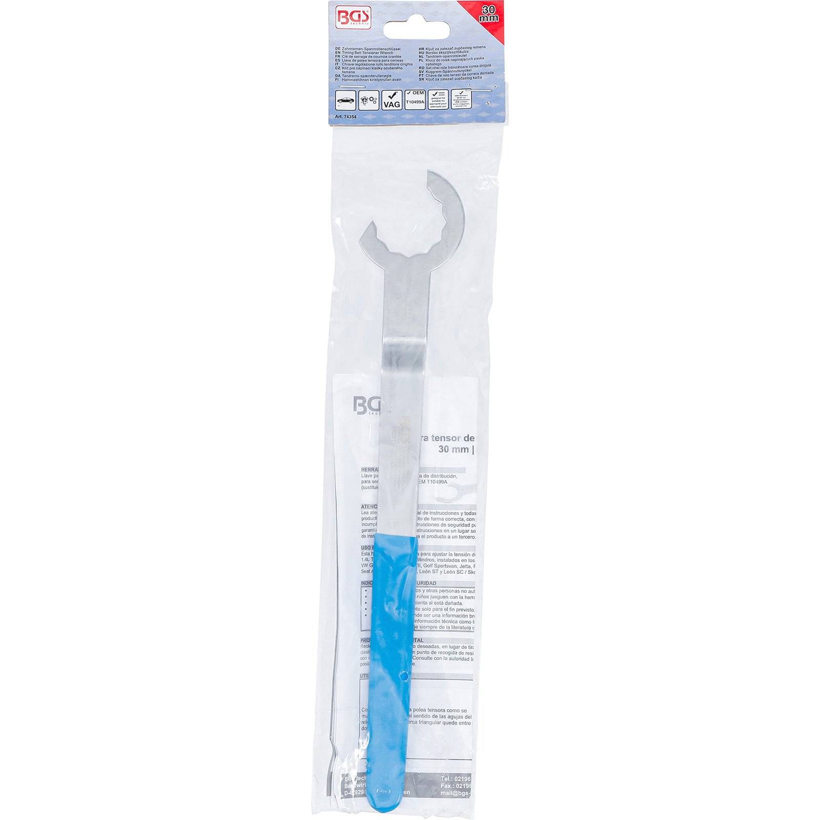 Ein Schraubenschlüssel mit blauem Griff, in klarer Plastikverpackung, der an einer Displaykarte hängt.