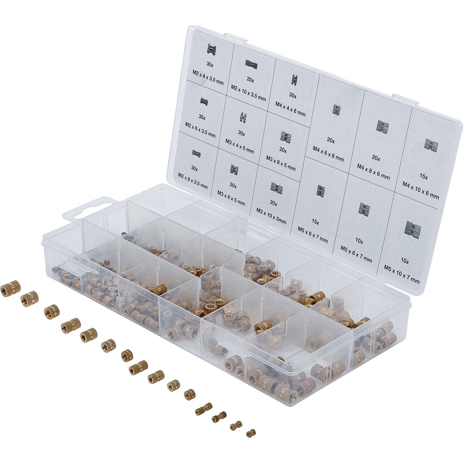 Eine Kunststoffbox, die verschiedene Größen von Messingeinschraubteilen enthält, in beschrifteten Fächern sortiert, mit einem Größenbereich von M3 bis M5.