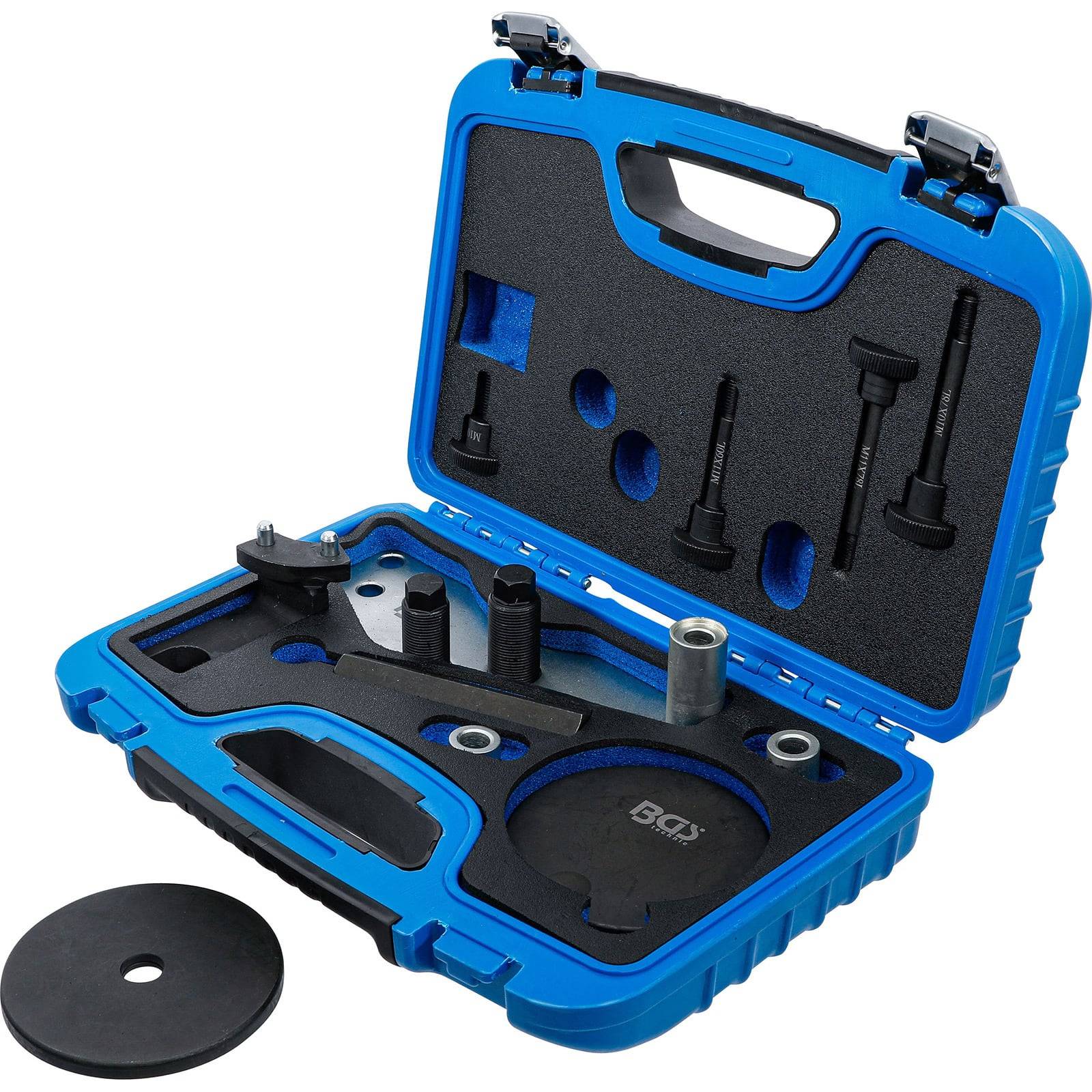 Eine blaue Plastiktragetasche, geöffnet, zeigt verschiedene schwarze Automobilmotorwerkzeuge, die sorgfältig in maßgeschneiderten Schaumstoffaussparungen angeordnet sind.