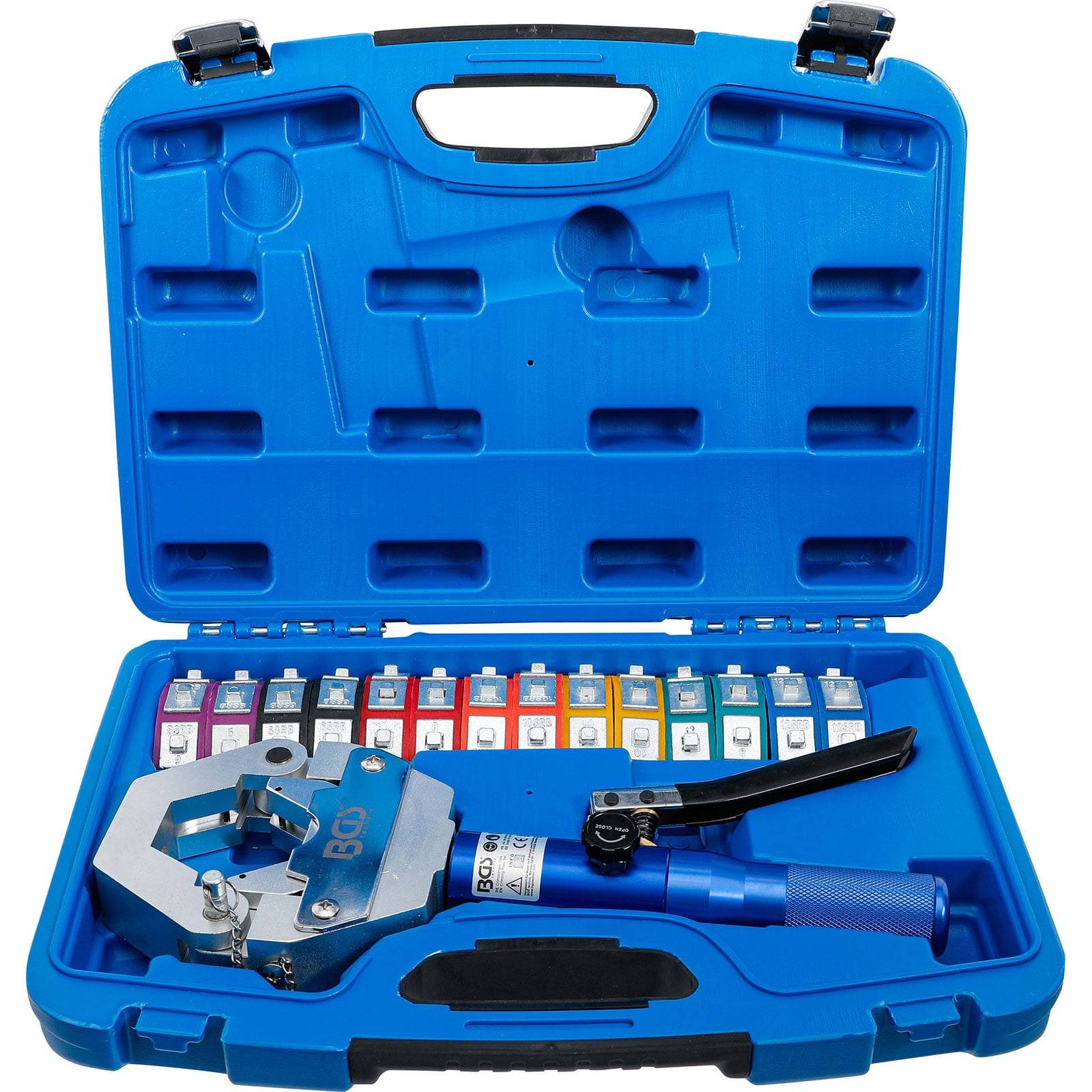 Ein blauer Werkzeugkoffer mit einem hydraulischen Crimpwerkzeug und bunten Einsätzen, die im Inneren angeordnet sind. Der Koffer ist geöffnet und zeigt die Werkzeugfächer.