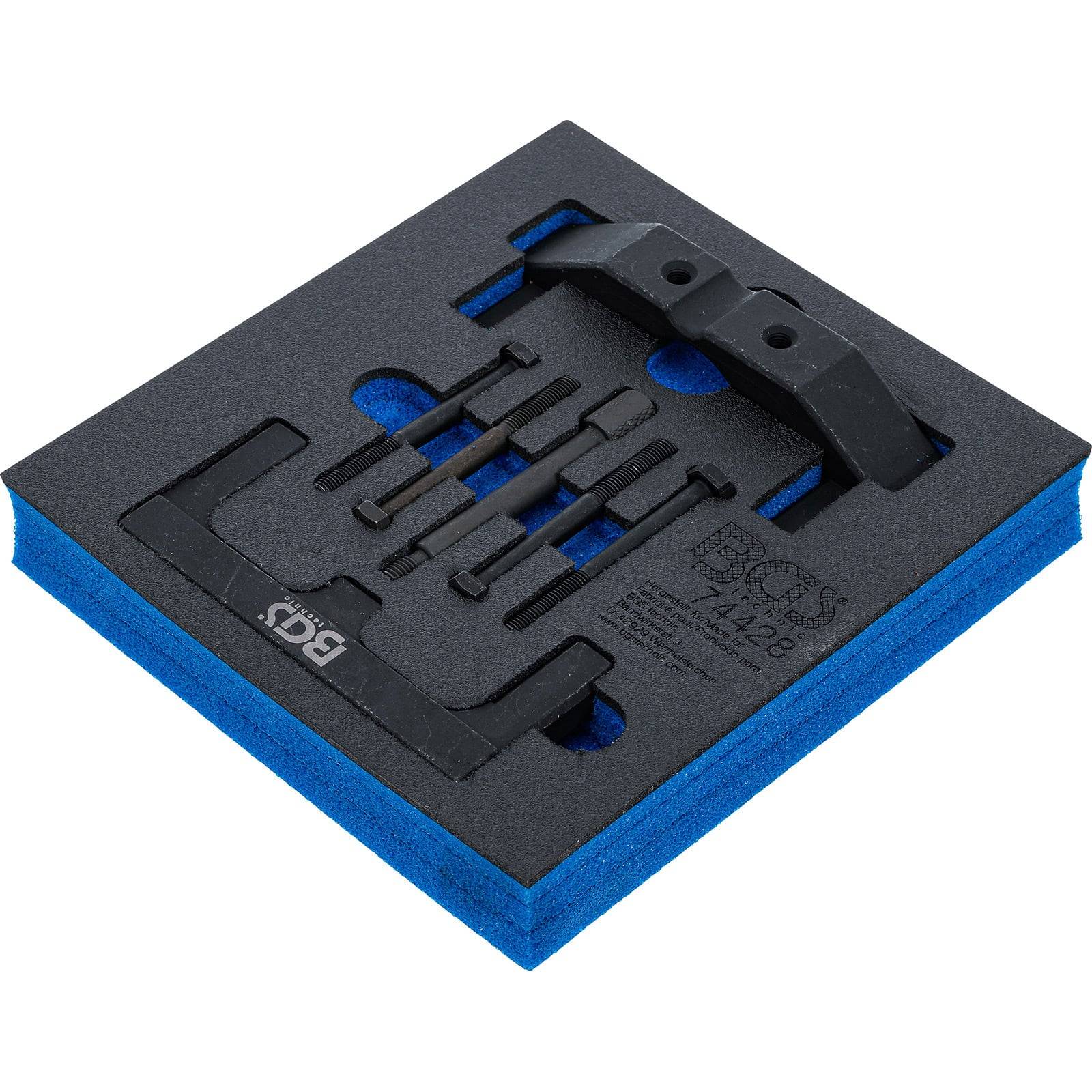 Eine schwarze Werkzeug-Organizer-Schaumstoffeinlage mit verschiedenen Schlitzen zum Halten von kleinen Werkzeugen und Zubehör, auf einem blauen Schaumstoffhintergrund platziert.