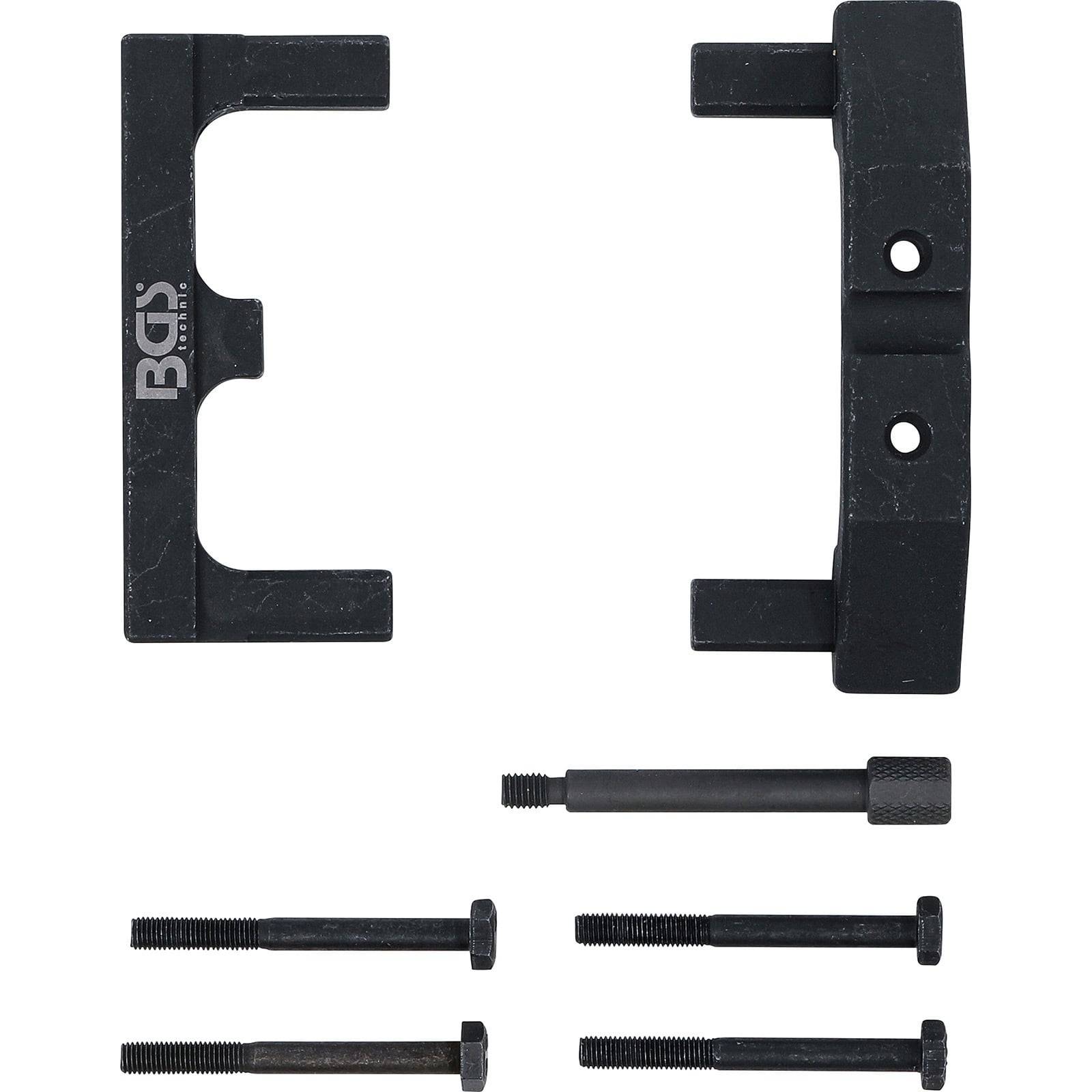 Schwarzes Metallwerkzeugset mit Halterungen und Schrauben, symmetrisch angeordnet. Umfasst zwei große Halterungen und sechs Schrauben unterschiedlicher Längen.