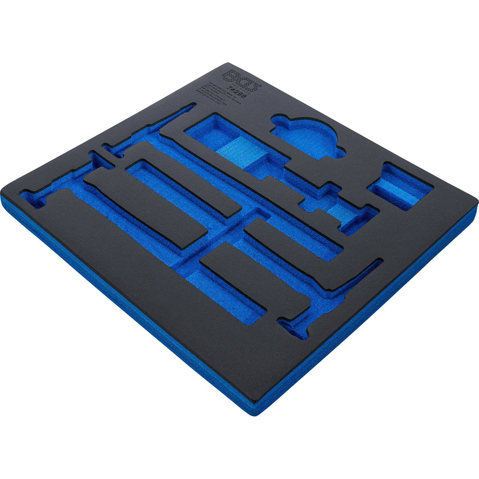 Ein Schaumstoff-Werkzeugorganizer mit maßgeschneiderten Ausschnitten für Werkzeuge, der eine präzise Passung für verschiedene Werkzeugformen vor einem blauen Hintergrund präsentiert.