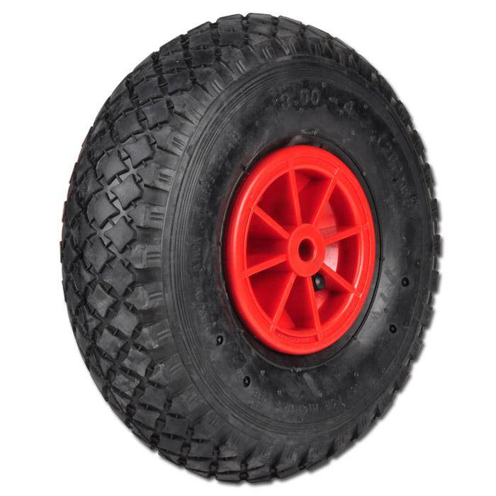 Ein schwarzer Gummireifen mit einer roten Kunststoff-Felge, versehen mit einem robusten Profilmuster.